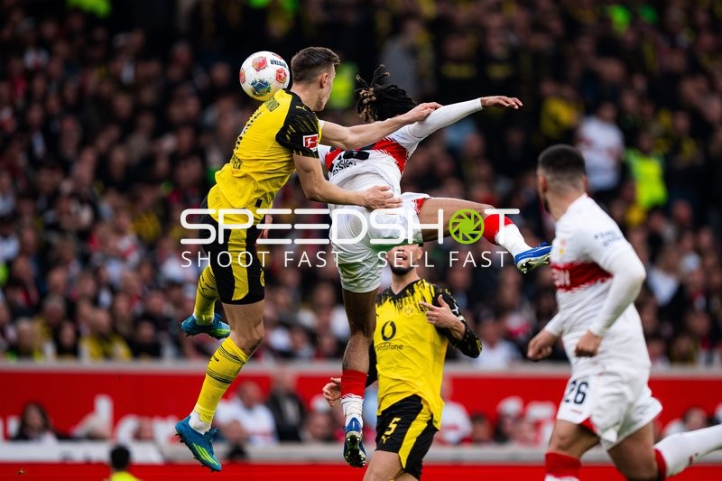 Intensives Luftduell um Ball