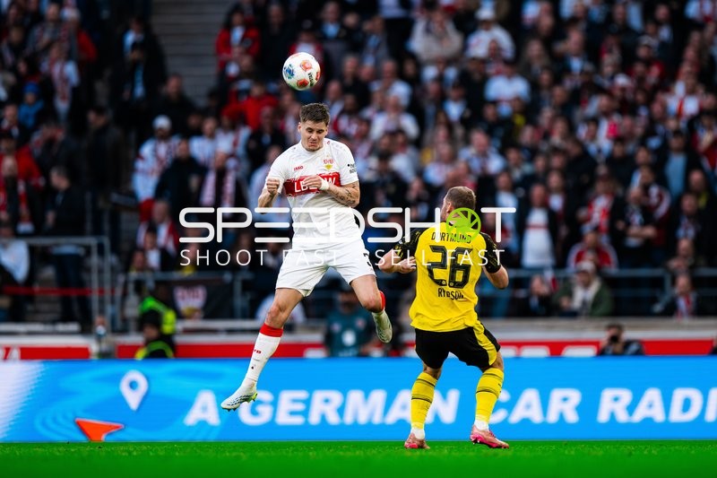 Kopfball-Duell in Aktion