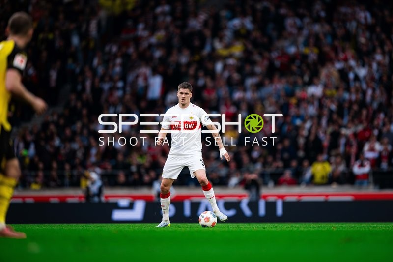 Ballkontrolle von Ramon Hendriks (3; VfB Stuttgart)