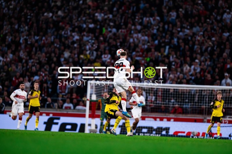 Kopfball-Duell vor dem Tor