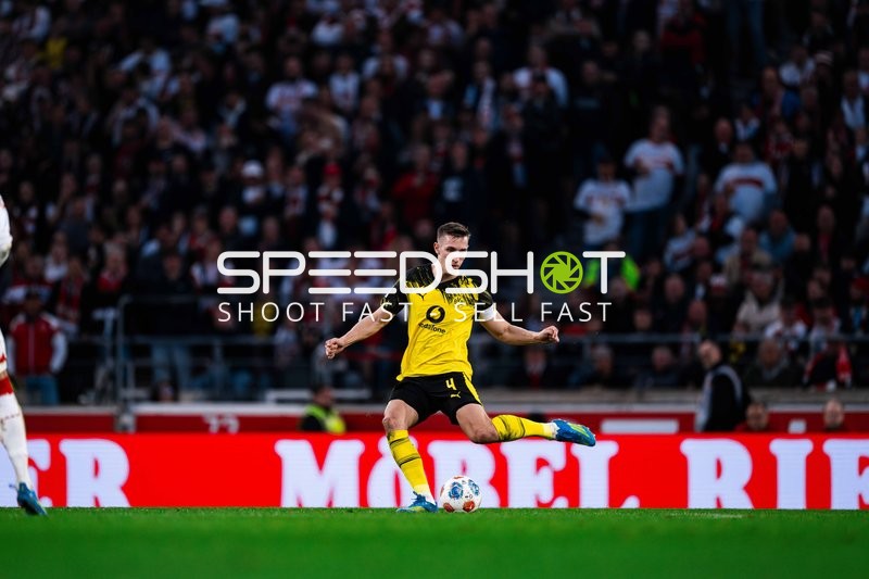 Schuss von Nico Schlotterbeck (4; Borussia Dortmund)