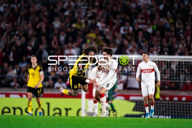 Zweikampf zwischen Angelo Stiller (6; VfB Stuttgart) und Julian Brandt (10; Borussia Dortmund)