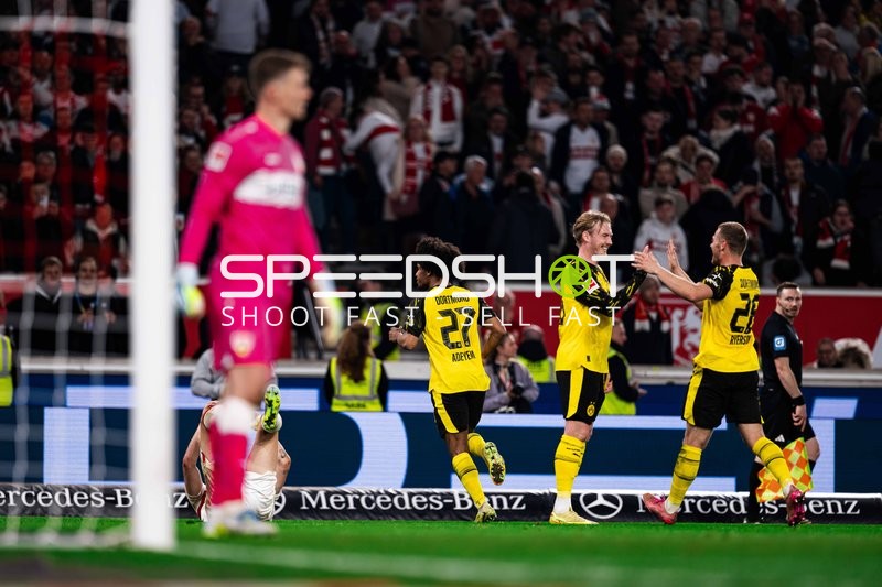 Jubelnde Spieler feiern Tor