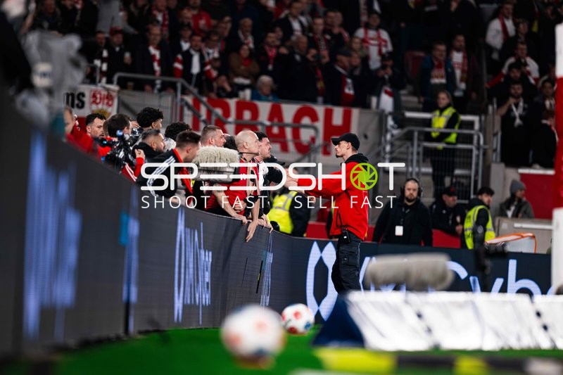 Spieler im Kontakt mit Fans