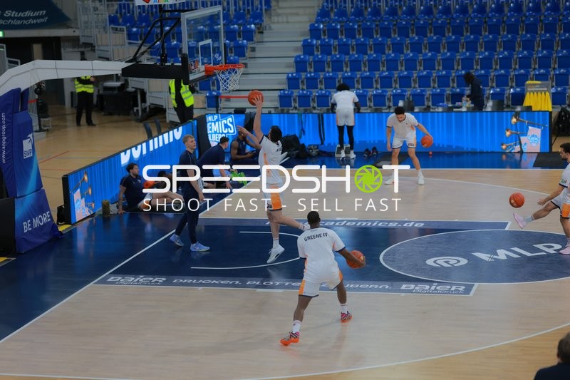 Spielaktion mit TJ Crockett Jr. (0; Rostock Seawolves) und Teamkollegen