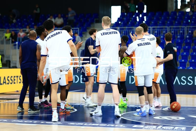 Spieler Dominic Lockhart (3; Rostock Seawolves), Bent Leuchten (51; Rostock Seawolves) und Łukasz Kolenda (10; Rostock Seawolves) auf dem Spielfeld