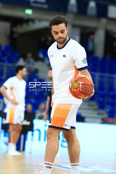 Elias Baggette (4; Rostock Seawolves) mit Ball in Aktion