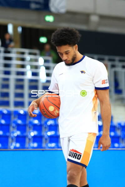 D'Shawn Schwartz mit Ball