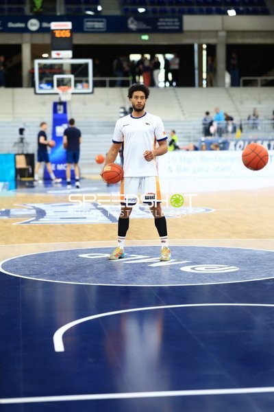 TJ Crockett Jr. (0; Rostock Seawolves) mit Ball auf dem Spielfeld