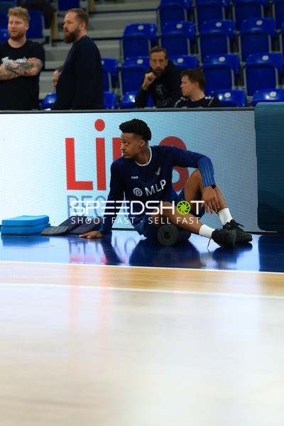 Samuell Williamson (10; MLP Academics Heidelberg) dehnt sich am Spielfeldrand