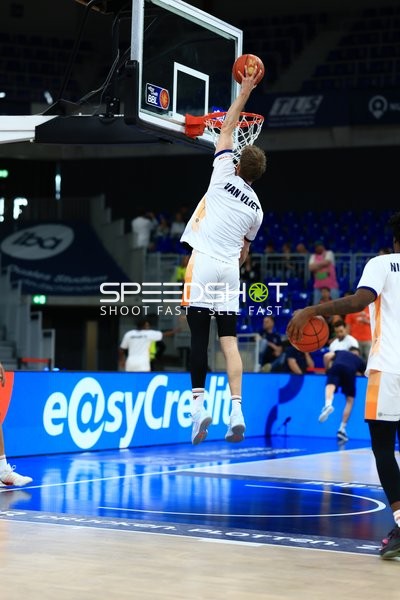 Oshane Drews (11; Rostock Seawolves) mit Ball vor Robin Amaize (15; Rostock Seawolves) und Elias Baggette (4; Rostock Seawolves)