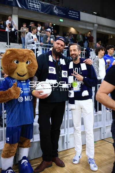 Maskottchen Accy (99; MLP Academics Heidelberg) mit Fans im SNP-Dome