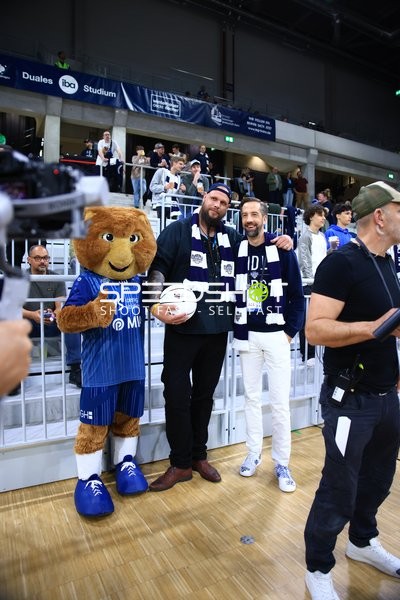 Maskottchen Accy (99; MLP Academics Heidelberg) mit Fans