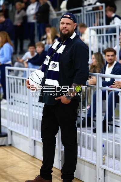 Person mit Basketball im SNP-Dome