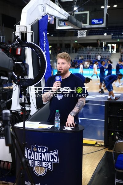 Moderation am Spielfeldrand