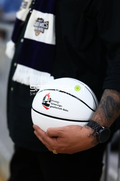 Basketball-Szene mit Ball in der Hand