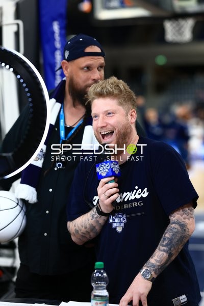 Moderation mit Mikrofon von Kevin Gerwin (490; MLP Academics Heidelberg)