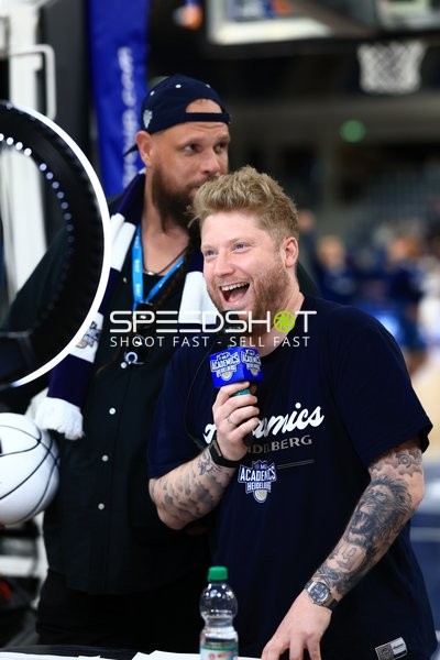 Kevin Gerwin moderiert im SNP-Dome