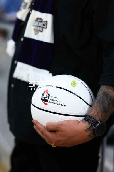 Nahaufnahme eines Basketballs mit Hand