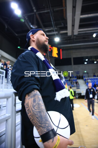 Person mit Basketball und Schal im SNP-Dome