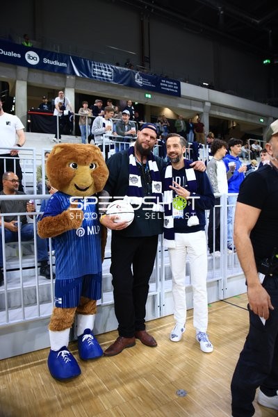 Maskottchen Accy (99; MLP Academics Heidelberg) mit Fans im SNP-Dome