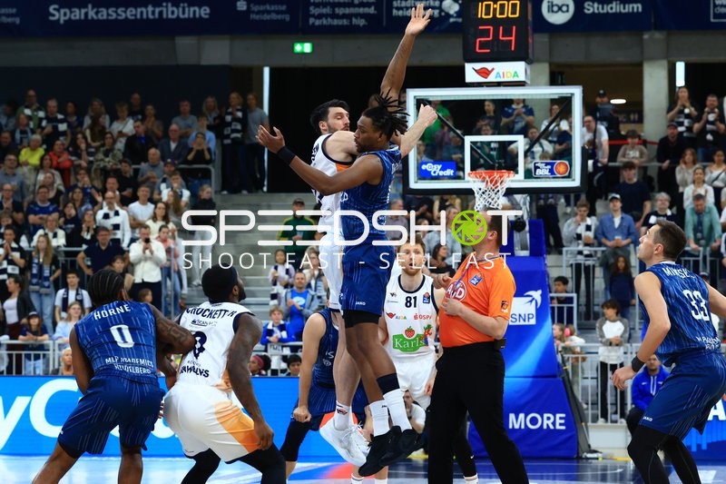 Sprungball mit Osun Osunniyi (12; MLP Academics Heidelberg) und Andy Van Vliet (81; Rostock Seawolves)