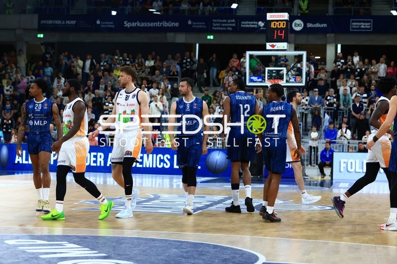 Spieler von MLP Academics Heidelberg und Rostock Seawolves auf dem Spielfeld