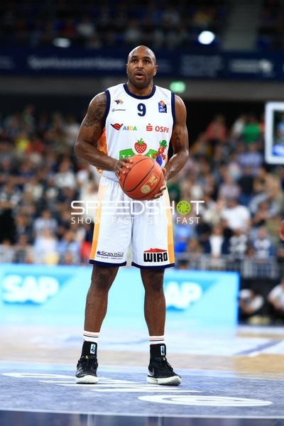 DeAndre Lansdowne (9; Rostock Seawolves) mit Ball in Aktion