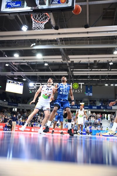 Kampf um den Ball unter dem Korb