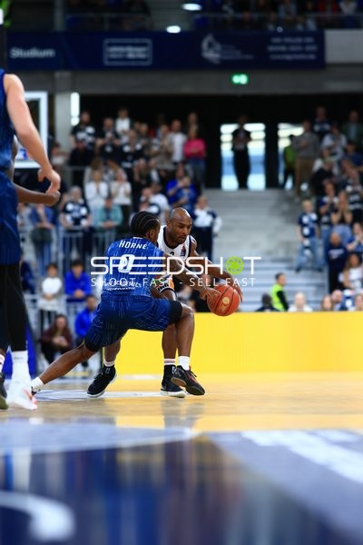 Zweikampf um den Ball zwischen DJ Horne (0; MLP Academics Heidelberg) und TJ Crockett Jr. (0; Rostock Seawolves)