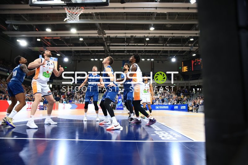 D'Shawn Schwartz D'Shawn Schwartz (5; Rostock Seawolves) und Marcel Keßen Marcel Keßen (15; MLP Academics Heidelberg) in Aktion