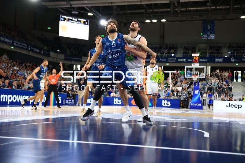 Zweikampf zwischen Łukasz Kolenda (10; Rostock Seawolves) und Marcel Keßen (15; MLP Academics Heidelberg)