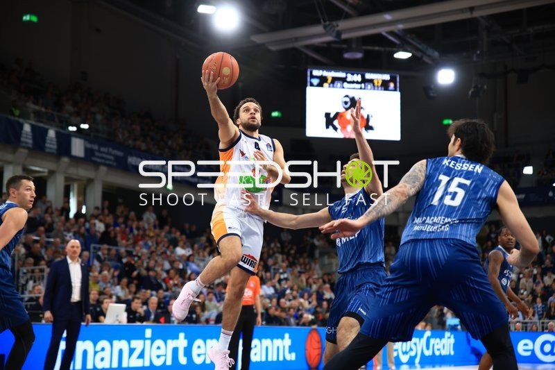 Elias Baggette (4; Rostock Seawolves) mit Korbleger gegen Verteidigung