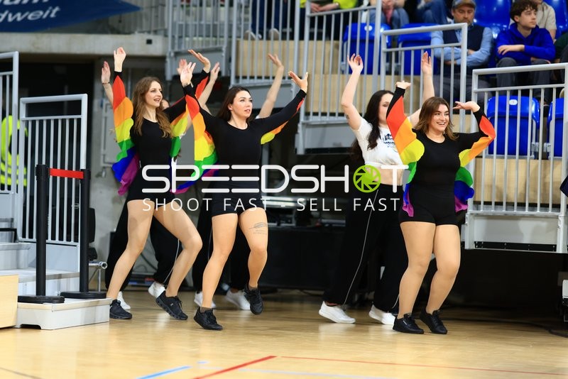 Cheerleader tanzen im SNP-Dome