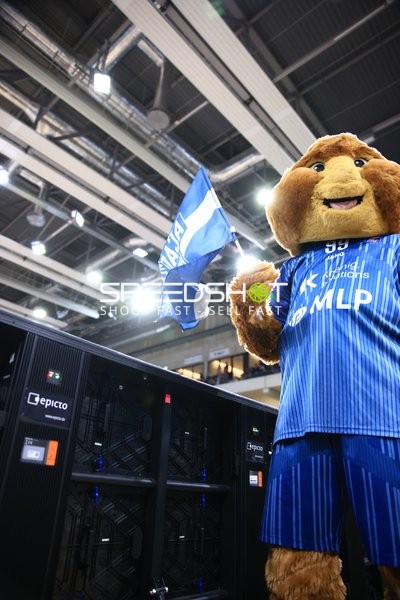 Maskottchen Accy (99; MLP Academics Heidelberg) mit Fahne im SNP-Dome