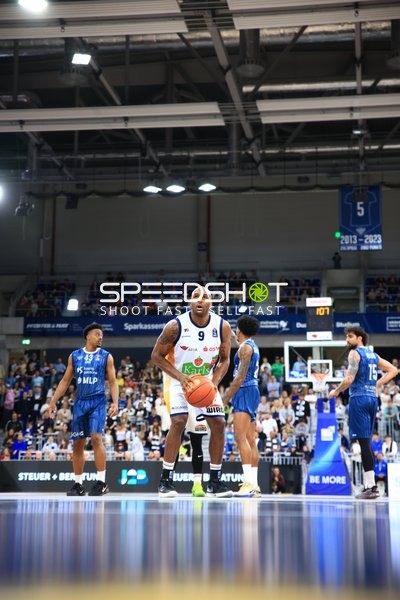 DeAndre Lansdowne (9; Rostock Seawolves) mit Ball gegen Eric Reed Jr. (43; MLP Academics Heidelberg), Marcel Keßen (15; MLP Academics Heidelberg) und Ryan Mikesell (33; MLP Academics Heidelberg)