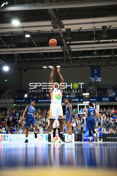 Wurf von D'Shawn Schwartz (5; Rostock Seawolves) über Verteidigung