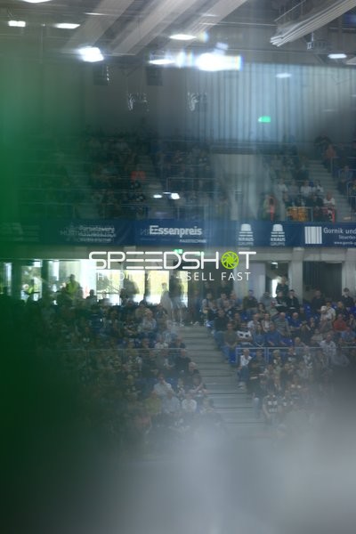 Publikum im SNP-Dome bei Basketballspiel