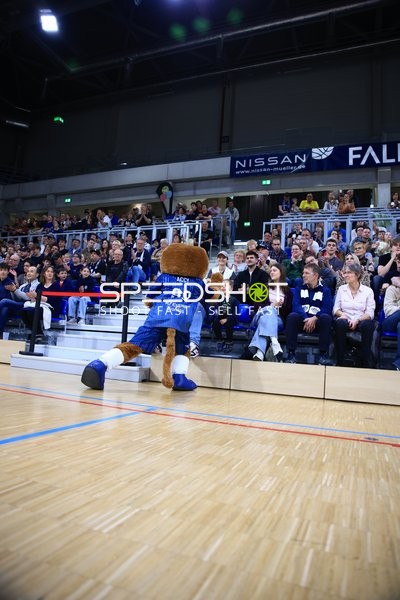 Maskottchen Accy (99; MLP Academics Heidelberg) am Spielfeldrand