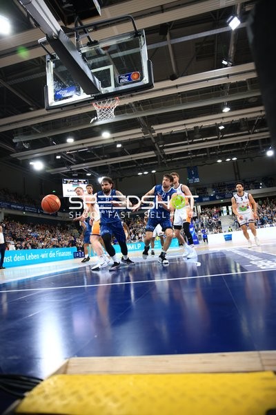 Kampf um den Ball unter dem Korb