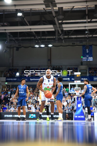 Spieler DeAndre Lansdowne (9; Rostock Seawolves) mit Ball vor Verteidigung