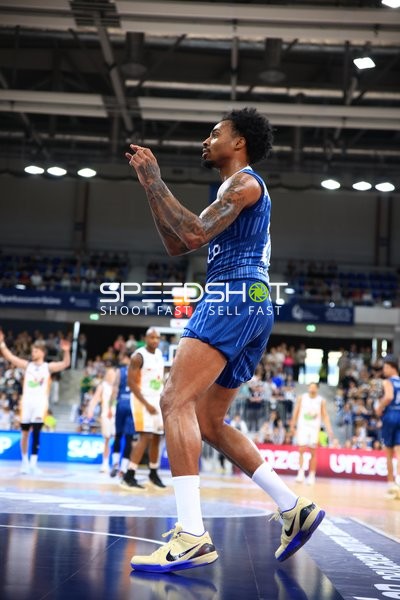 DJ Horne (0; MLP Academics Heidelberg) bereitet Wurf vor