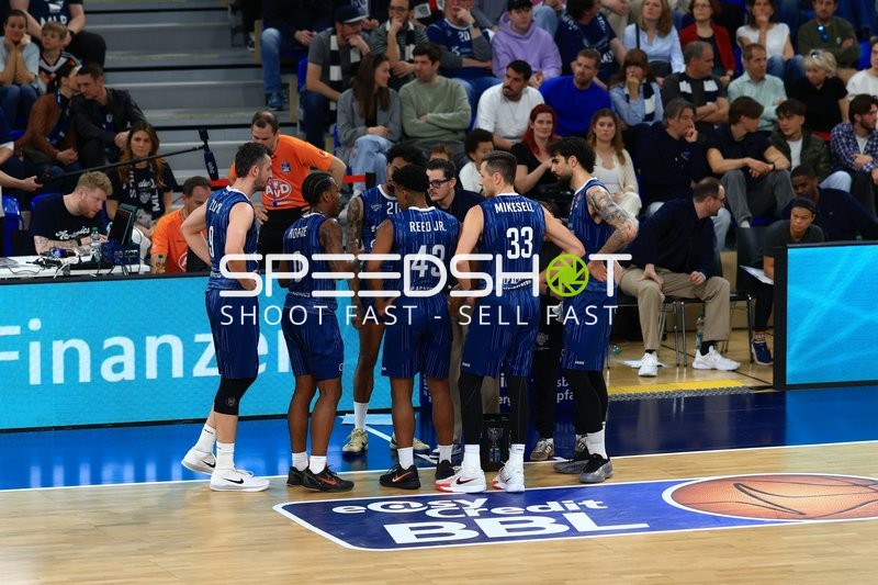 Timeout mit Marcel Keßen (15; MLP Academics Heidelberg) und Paul Zipser (9; MLP Academics Heidelberg)