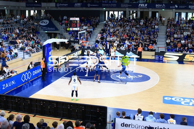 Korbszene mit Owen Klassen (29; Rostock Seawolves) und DJ Horne (0; MLP Academics Heidelberg)