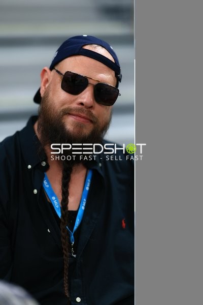 Porträt eines Mannes mit Sonnenbrille