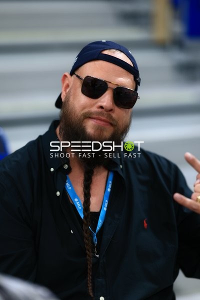 Person mit Sonnenbrille und Cap