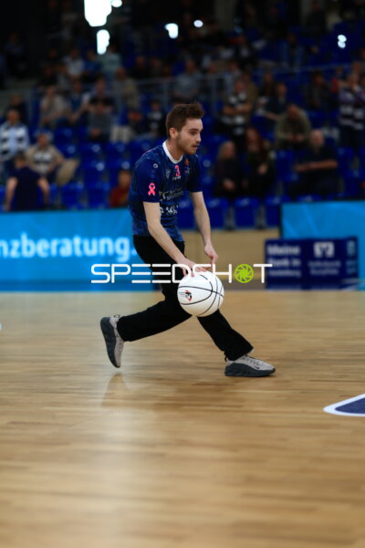 Kevin McClain (3; MLP Academics Heidelberg) mit Ball