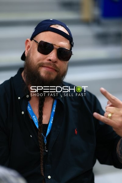 Person mit Sonnenbrille und Cap