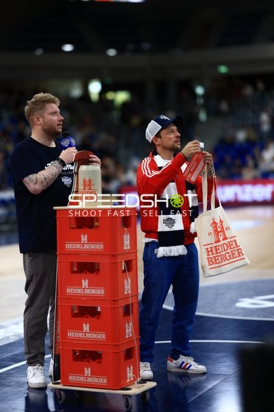 Szene mit Kevin Gerwin (490; DYN TV) und Fan