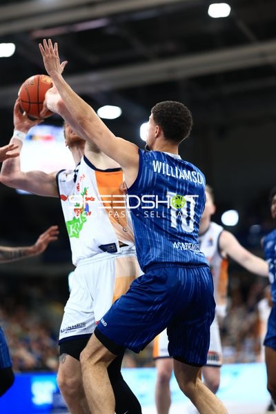 Zweikampf um den Ball mit Samuell Williamson (10; MLP Academics Heidelberg) und 18; Rostock Seawolves